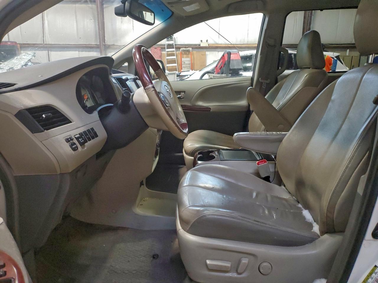 2014 TOYOTA SIENNA XLE photo 19
