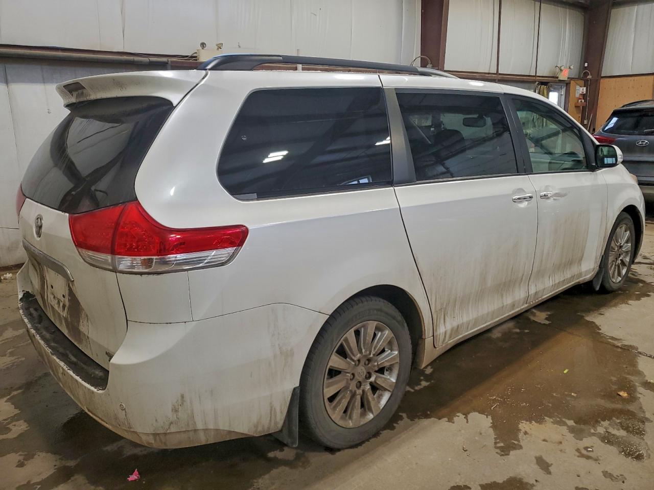 2014 TOYOTA SIENNA XLE photo 7