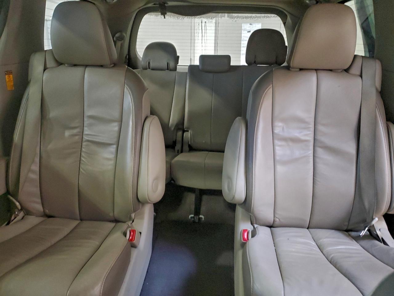 2014 TOYOTA SIENNA XLE photo 28