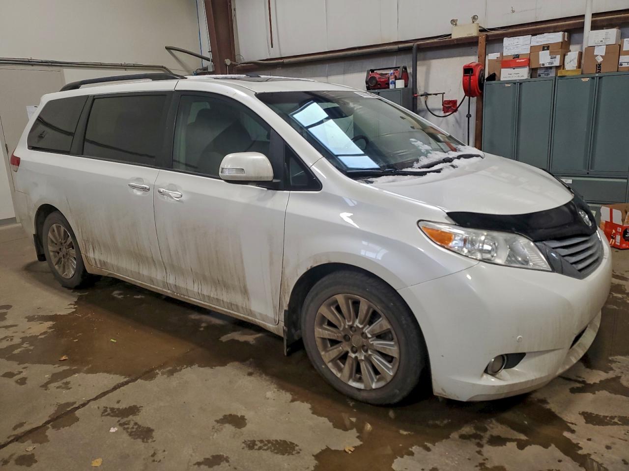 2014 TOYOTA SIENNA XLE photo 10