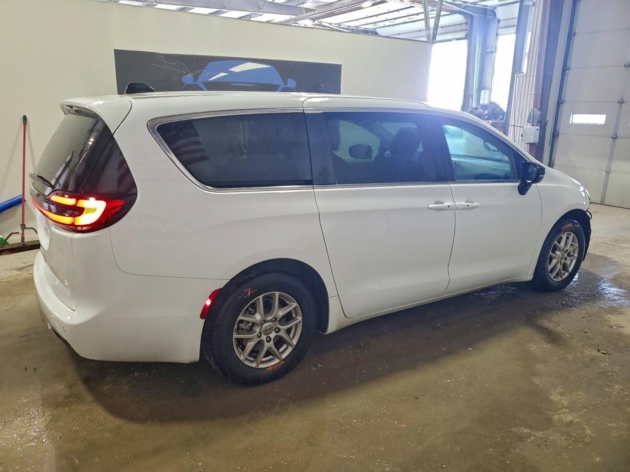 2024 CHRYSLER PACIFICA TOURING L photo 5