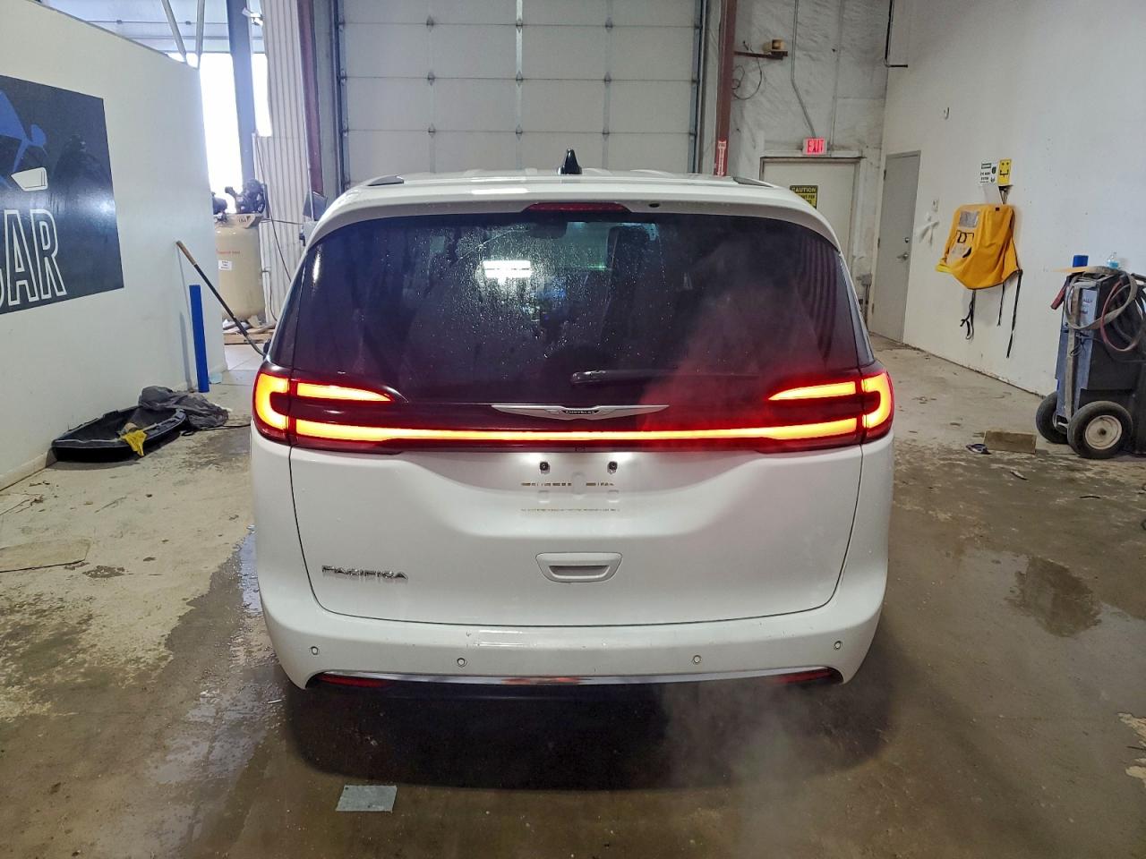 2024 CHRYSLER PACIFICA TOURING L photo 11