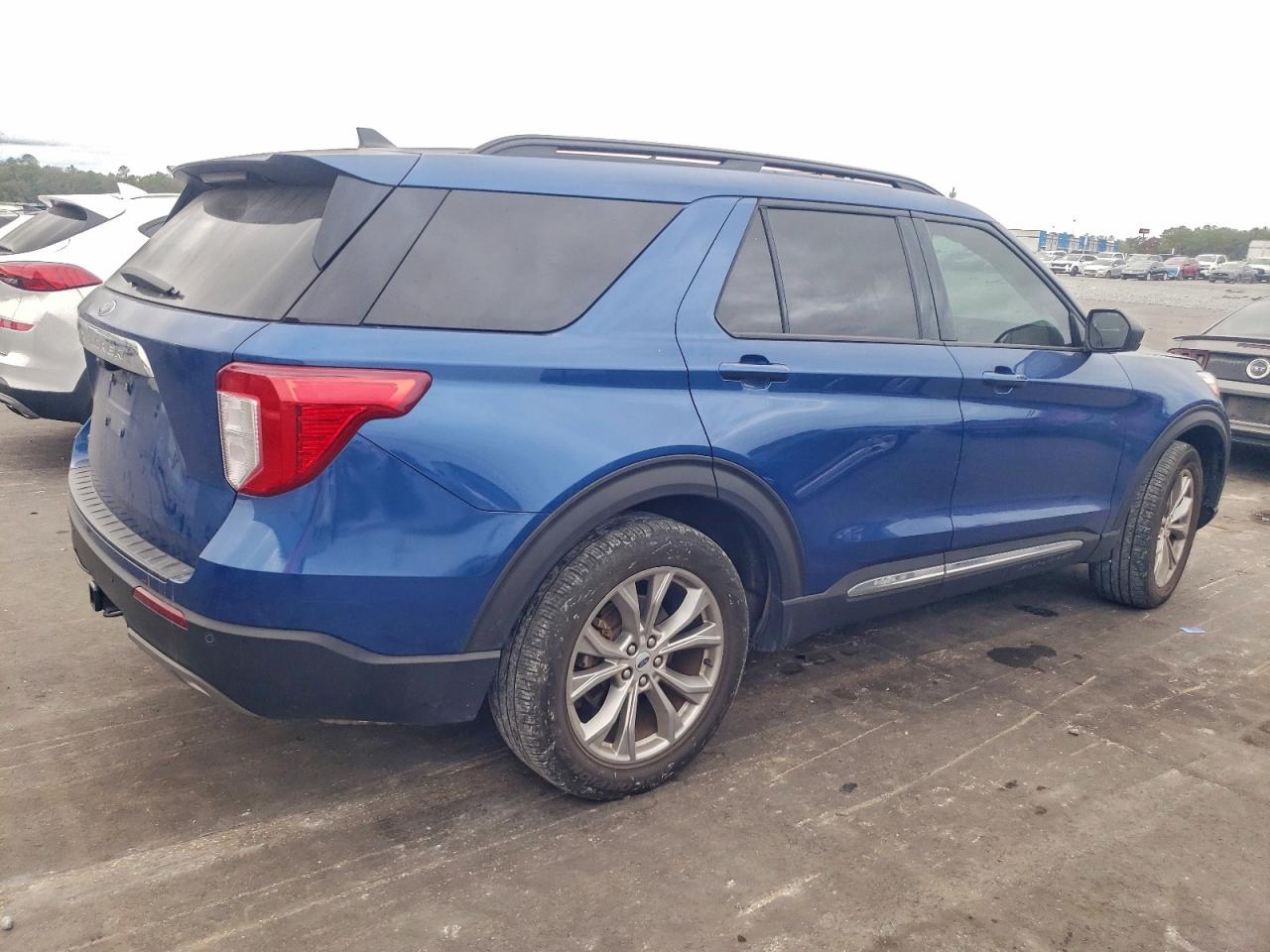 2023 FORD EXPLORER XLT photo 3