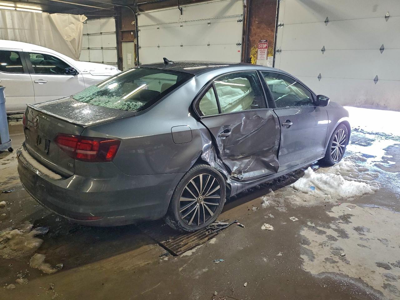 2016 VOLKSWAGEN JETTA SPORT photo 5