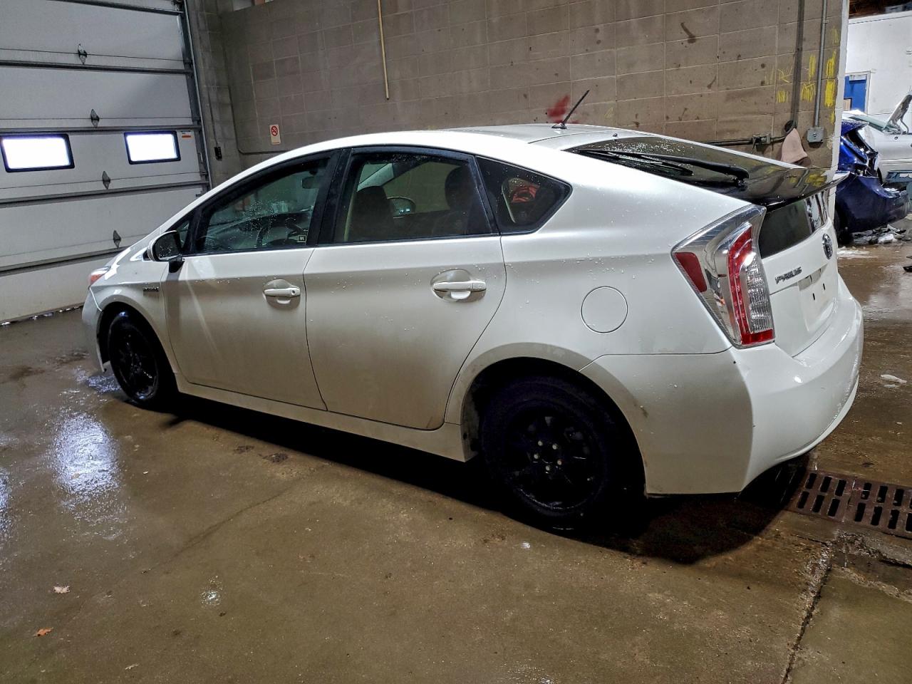 2015 TOYOTA PRIUS photo 2