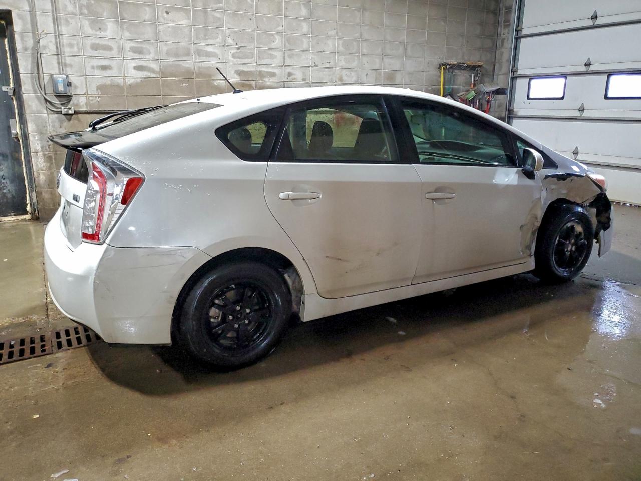 2015 TOYOTA PRIUS photo 3