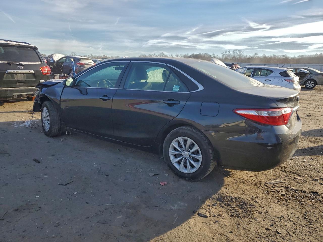 2015 TOYOTA CAMRY LE photo 3