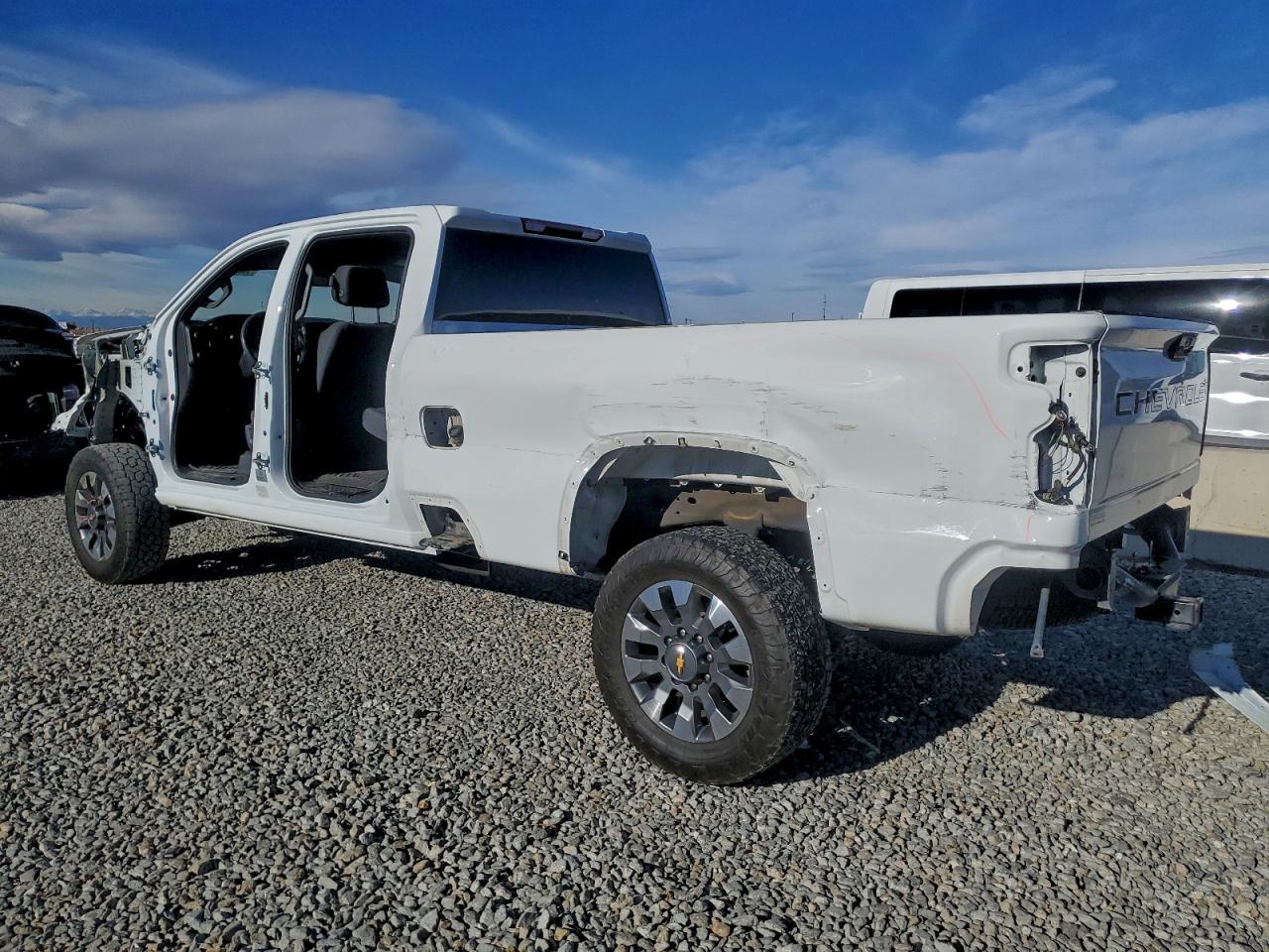 2024 CHEVROLET SILVERADO K2500 CUSTOM photo 2