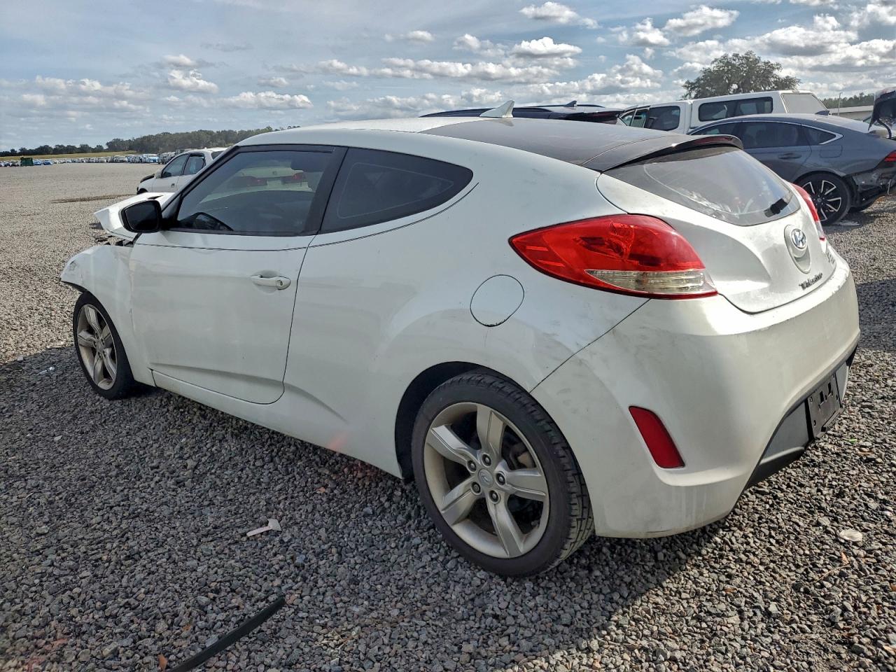 2013 HYUNDAI VELOSTER photo 4
