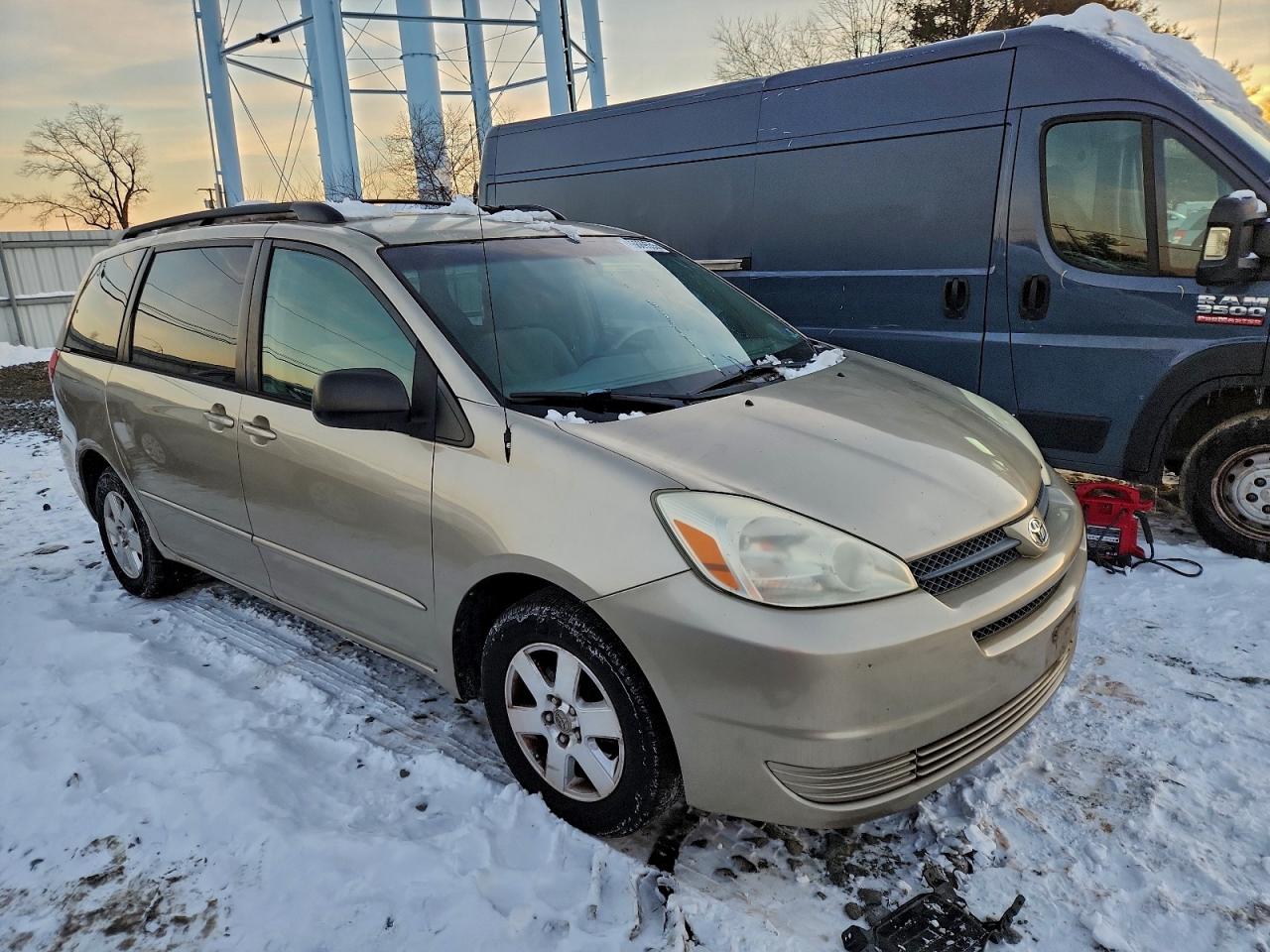 2004 TOYOTA SIENNA CE photo 4