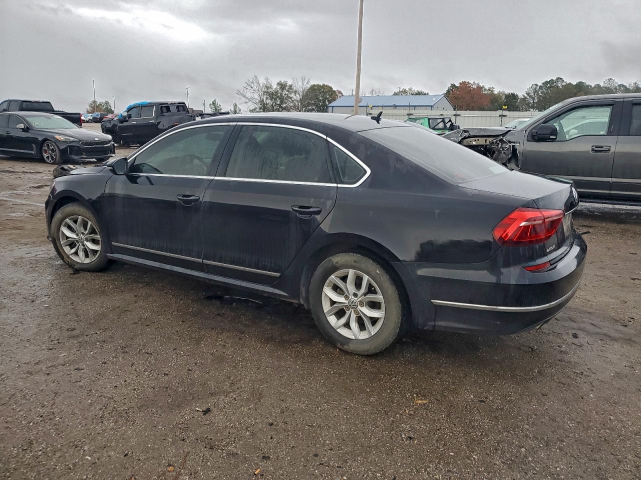 2017 VOLKSWAGEN PASSAT S photo 3