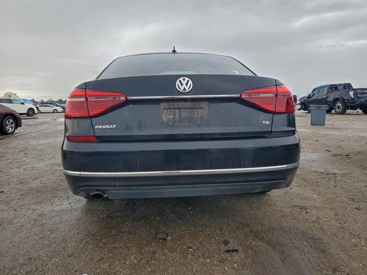 2017 VOLKSWAGEN PASSAT S photo 11