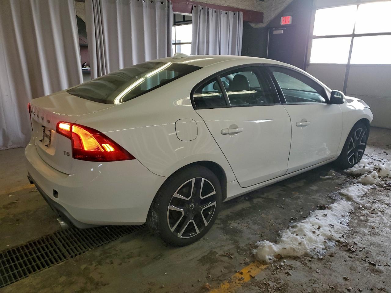 2017 VOLVO S60 photo 3