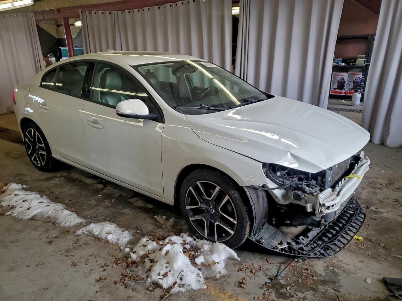 2017 VOLVO S60 photo 4