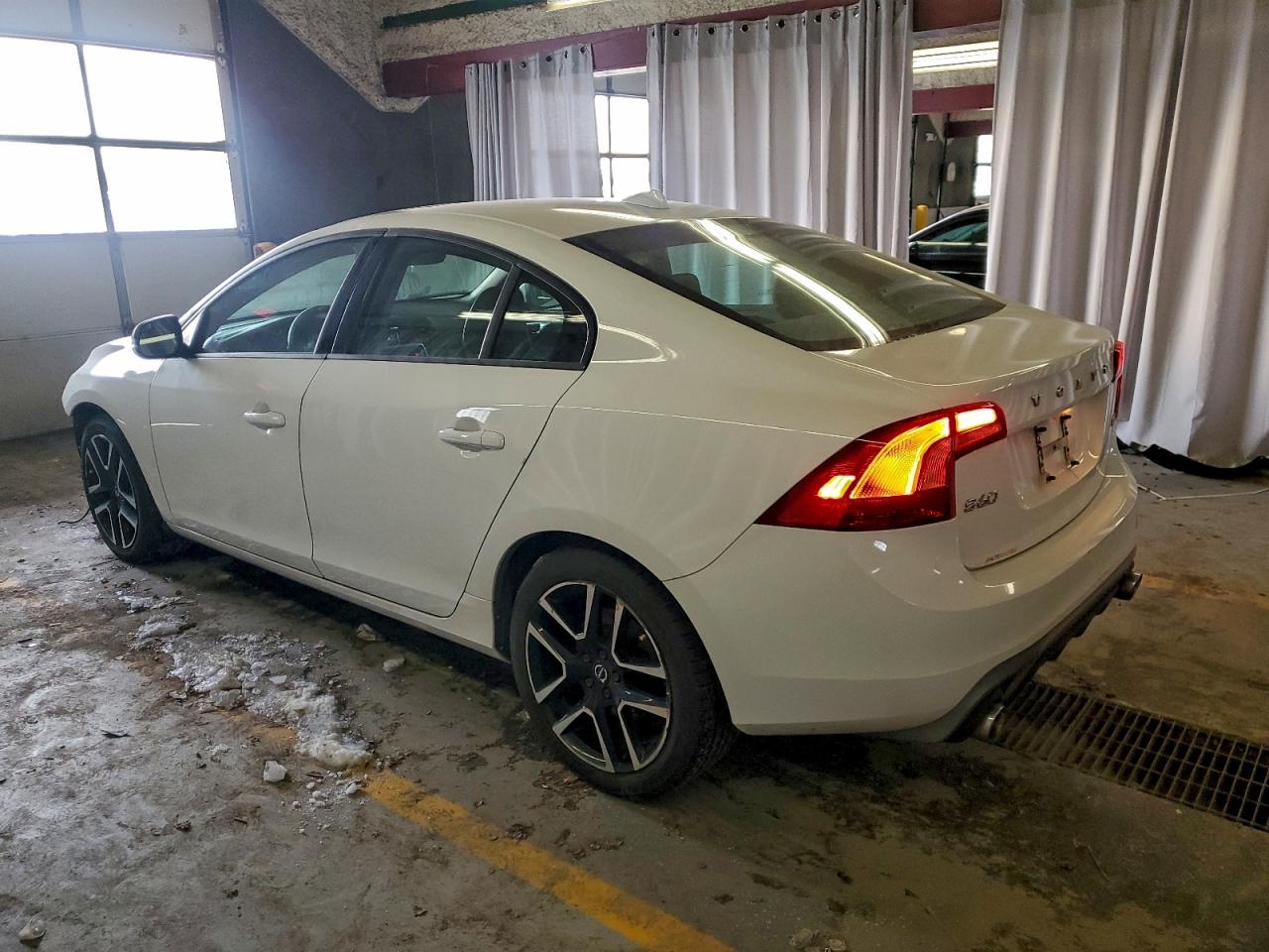 2017 VOLVO S60 photo 2