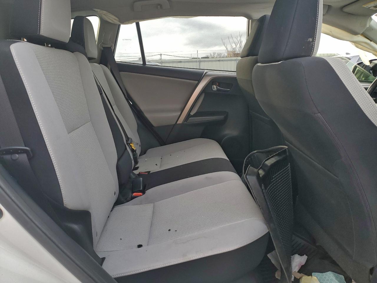 2018 TOYOTA RAV4 HV LE photo 31