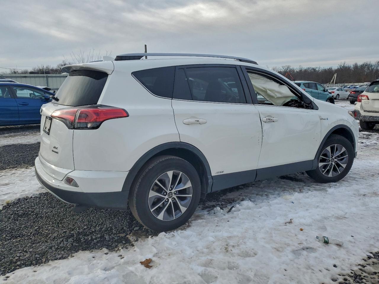 2018 TOYOTA RAV4 HV LE photo 7