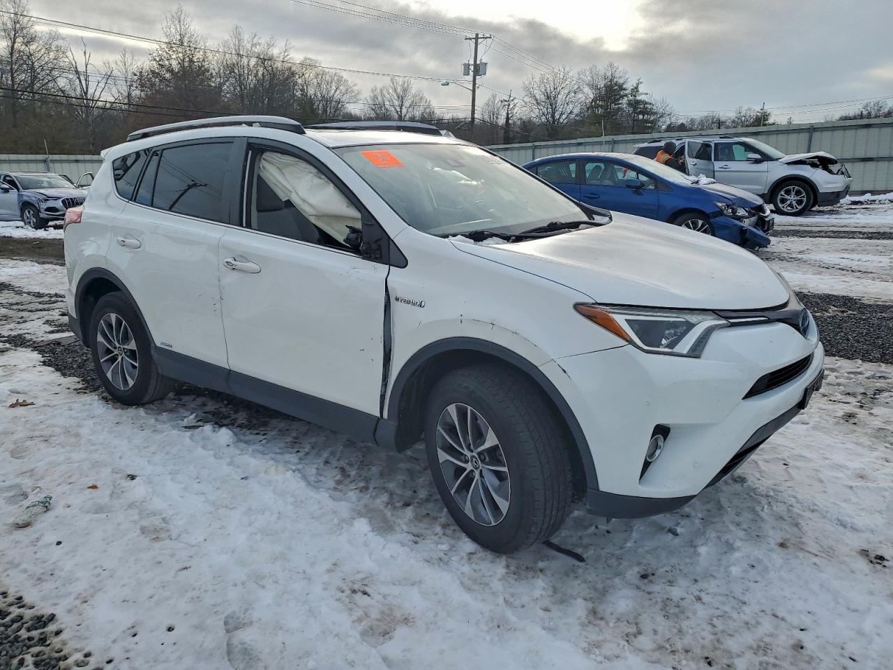 2018 TOYOTA RAV4 HV LE photo 10