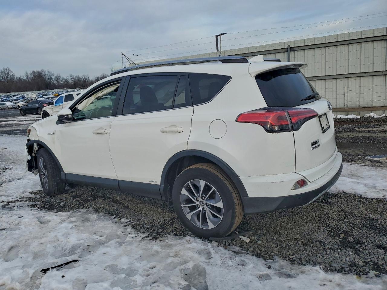 2018 TOYOTA RAV4 HV LE photo 4
