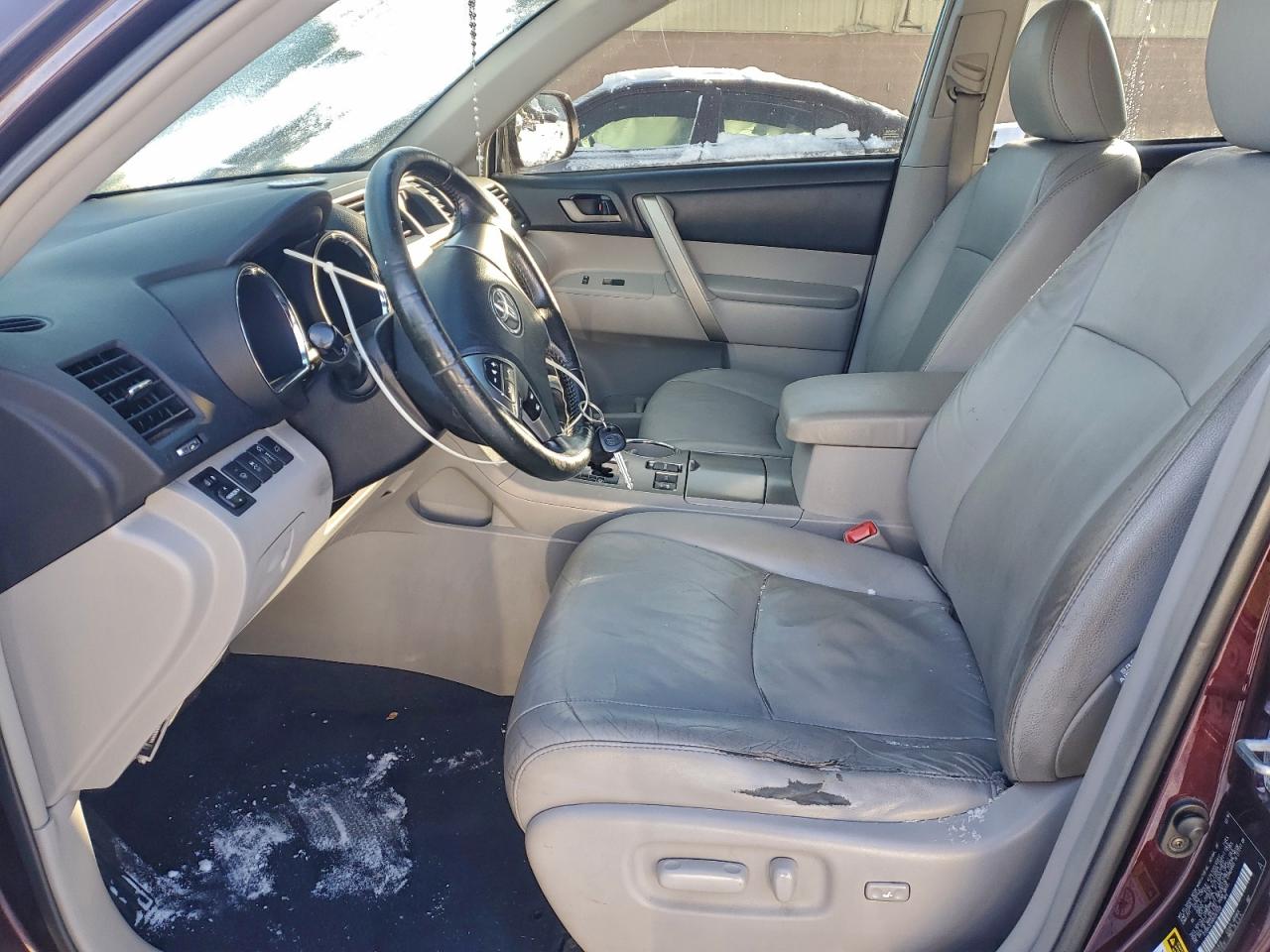 2011 TOYOTA HIGHLANDER BASE photo 13
