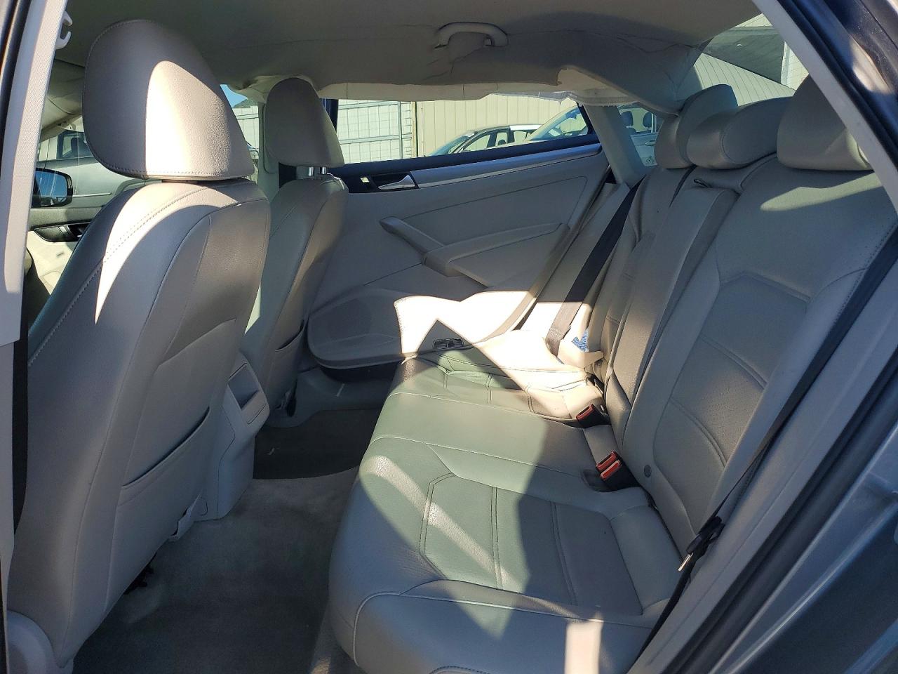 2015 VOLKSWAGEN PASSAT S photo 10