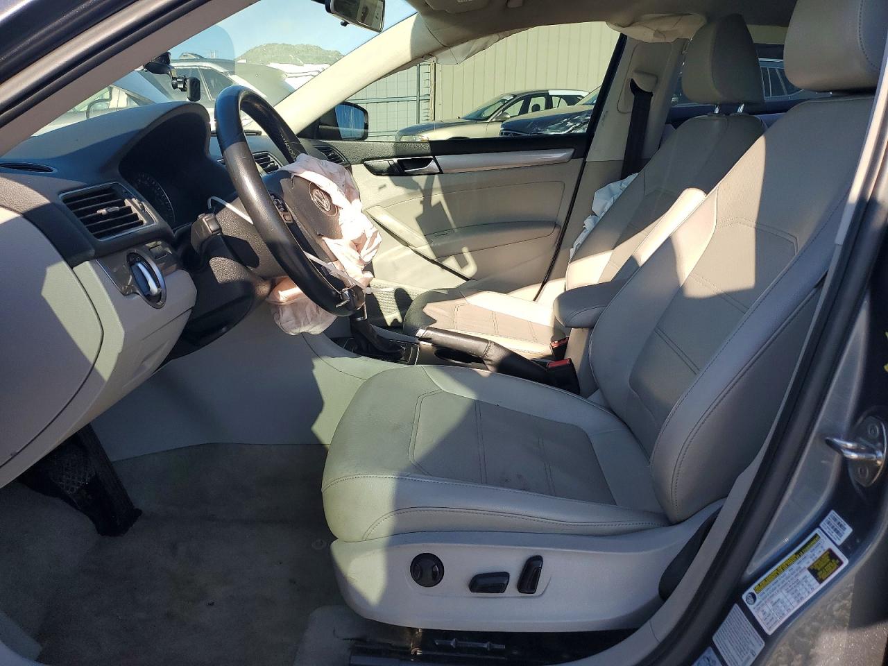 2015 VOLKSWAGEN PASSAT S photo 7