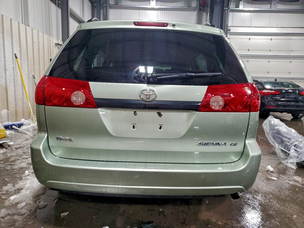 2007 TOYOTA SIENNA CE photo 11