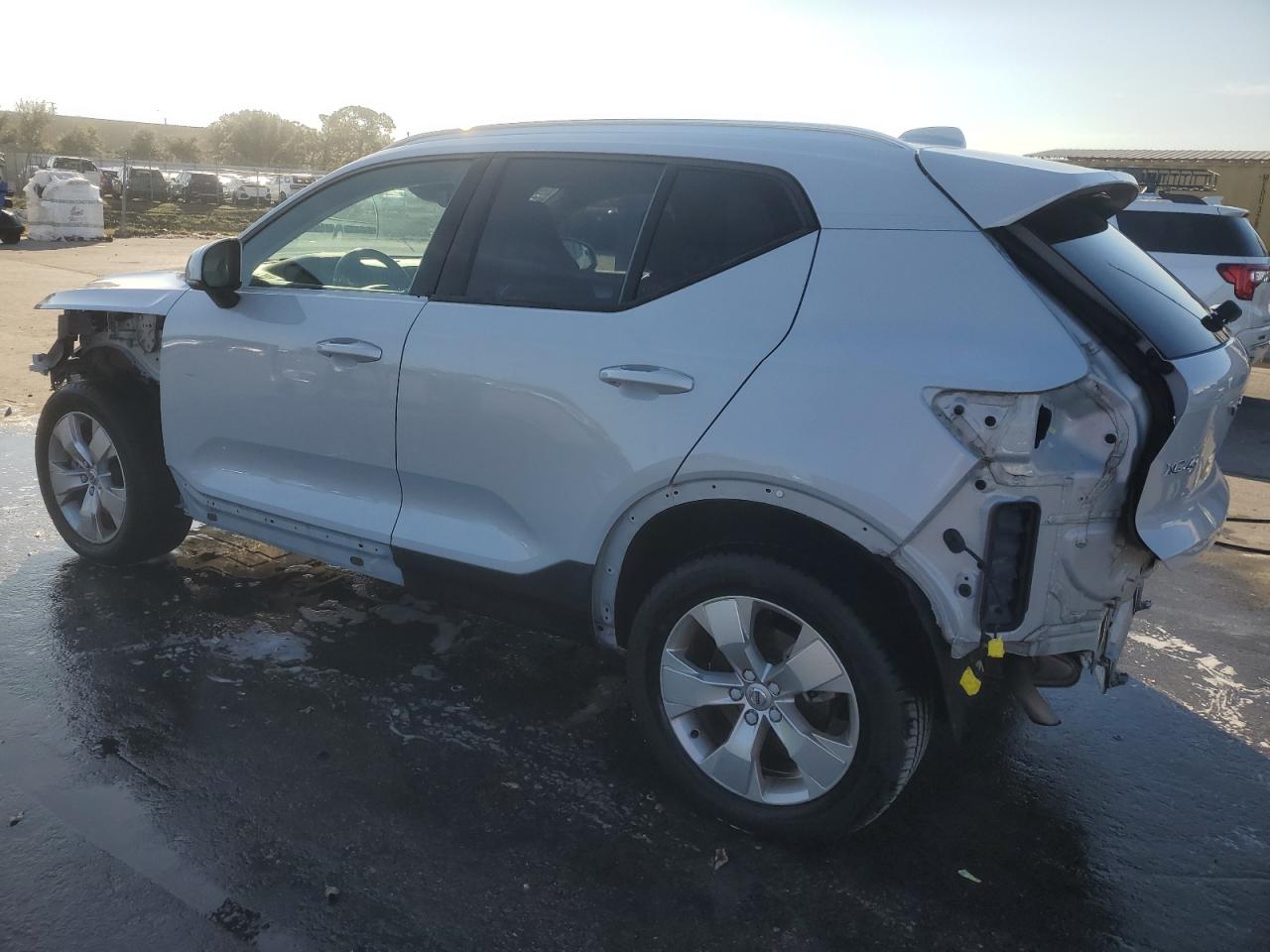 2021 VOLVO XC40 T5 MOMENTUM photo 4