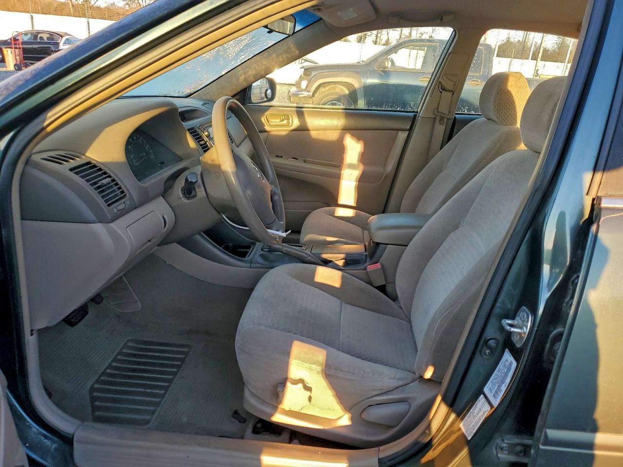 2002 TOYOTA CAMRY LE photo 13