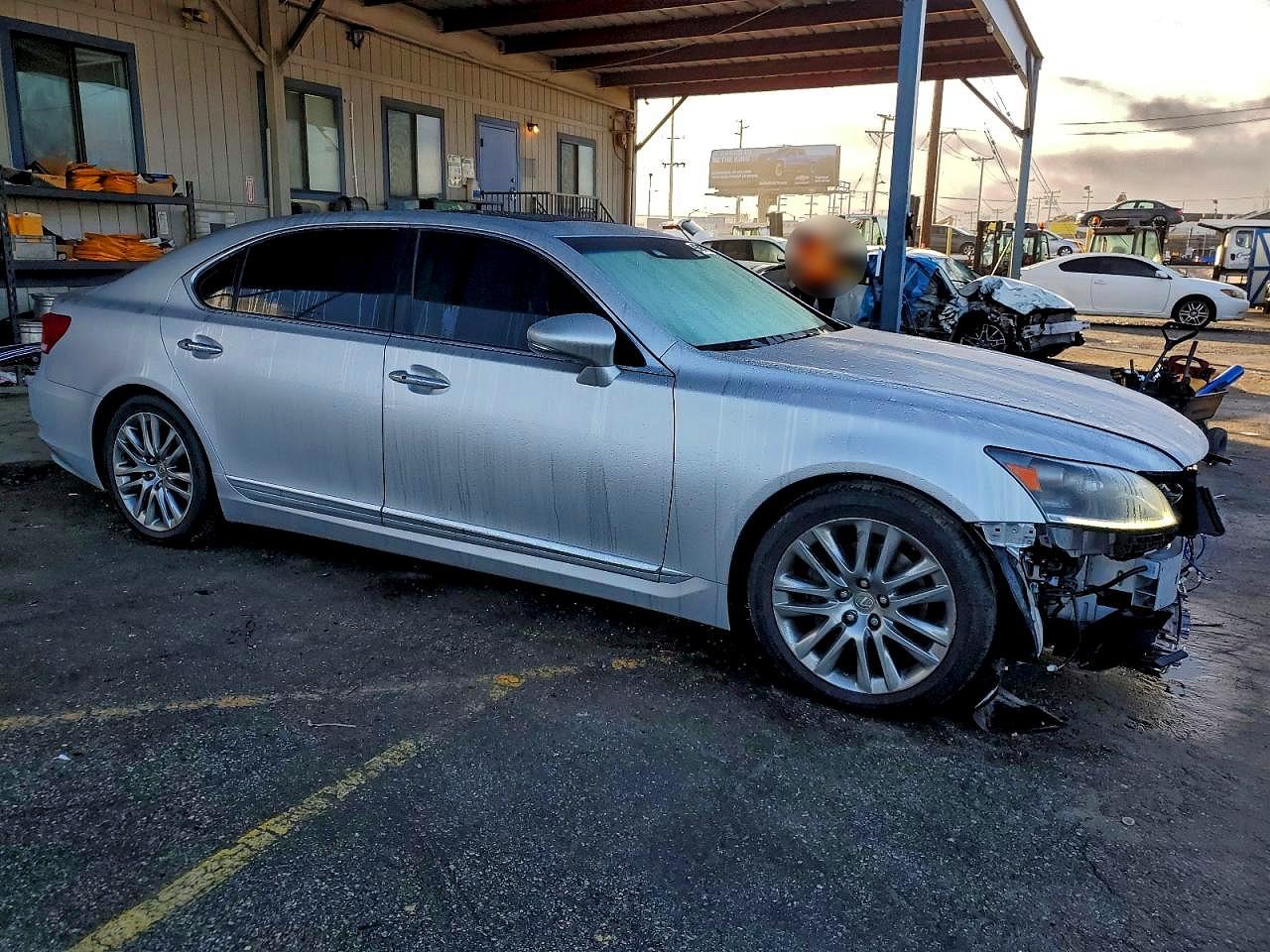 2013 LEXUS LS 460L photo 4