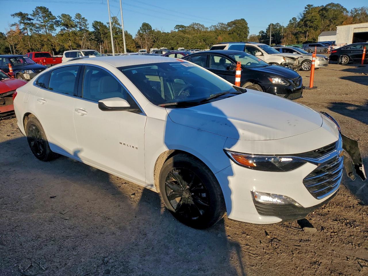 2023 CHEVROLET MALIBU LT photo 4