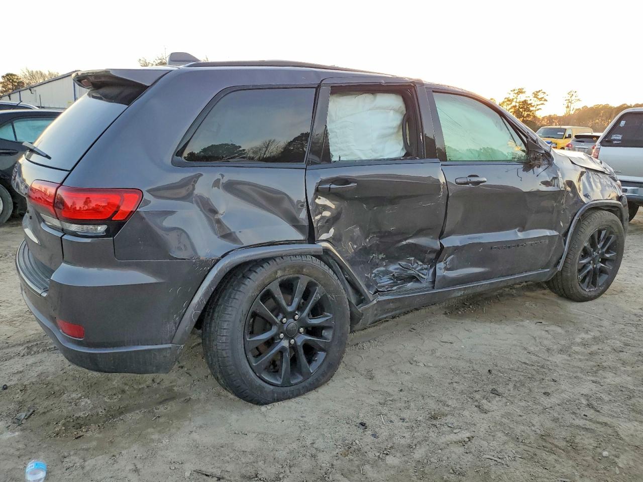 2018 JEEP GRAND CHEROKEE LAREDO photo 3