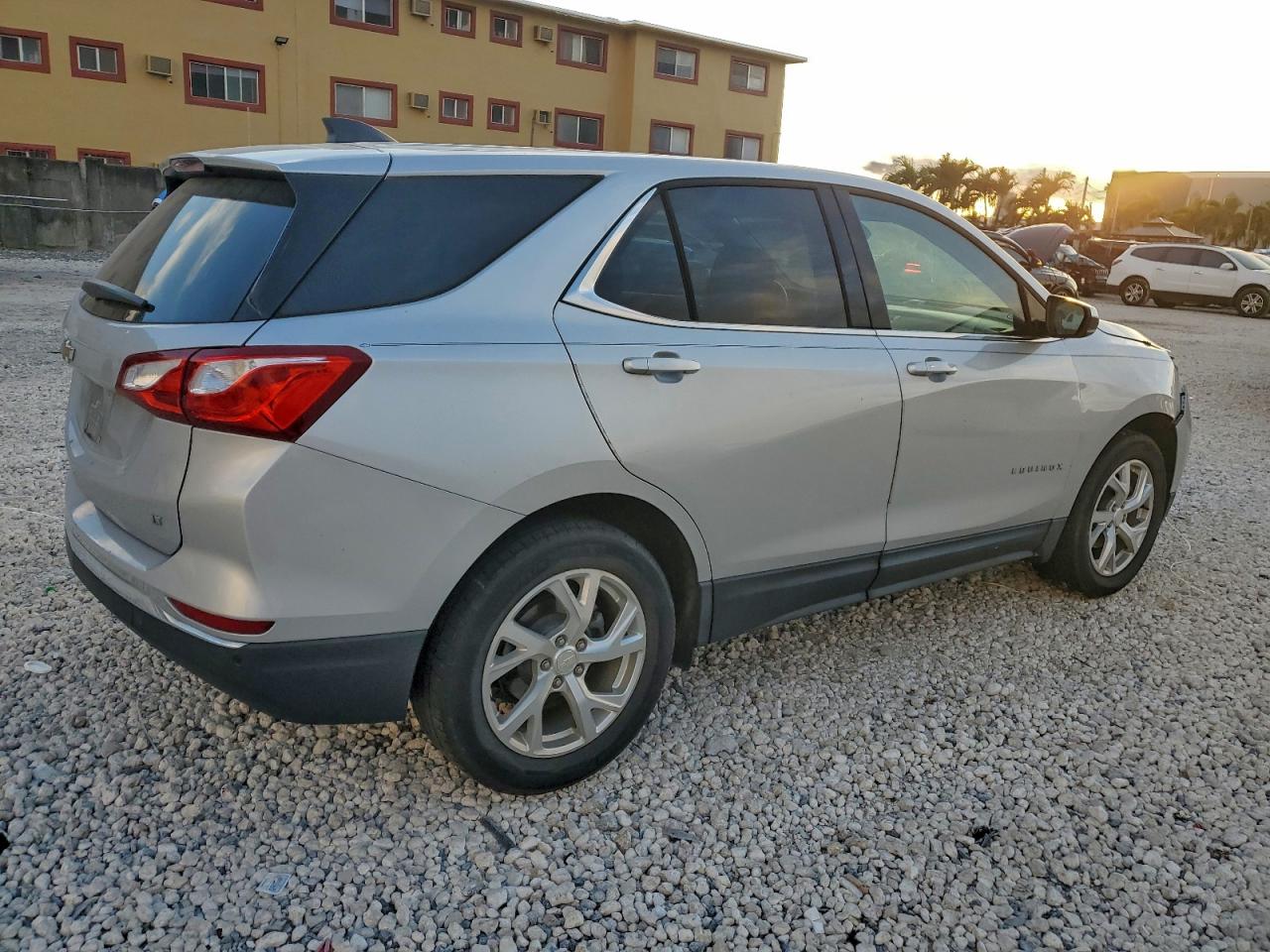 2020 CHEVROLET EQUINOX LT photo 3
