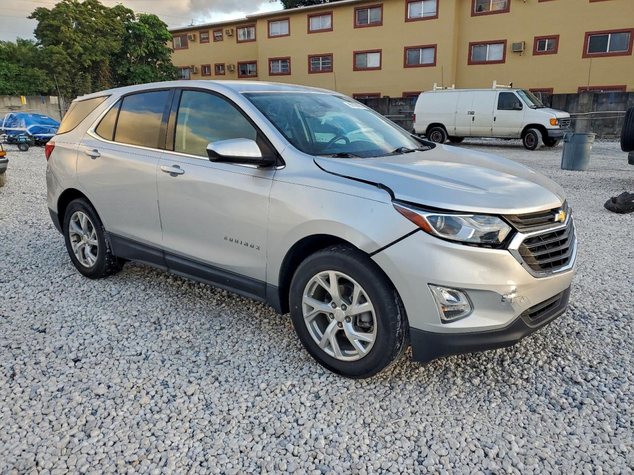2020 CHEVROLET EQUINOX LT photo 4