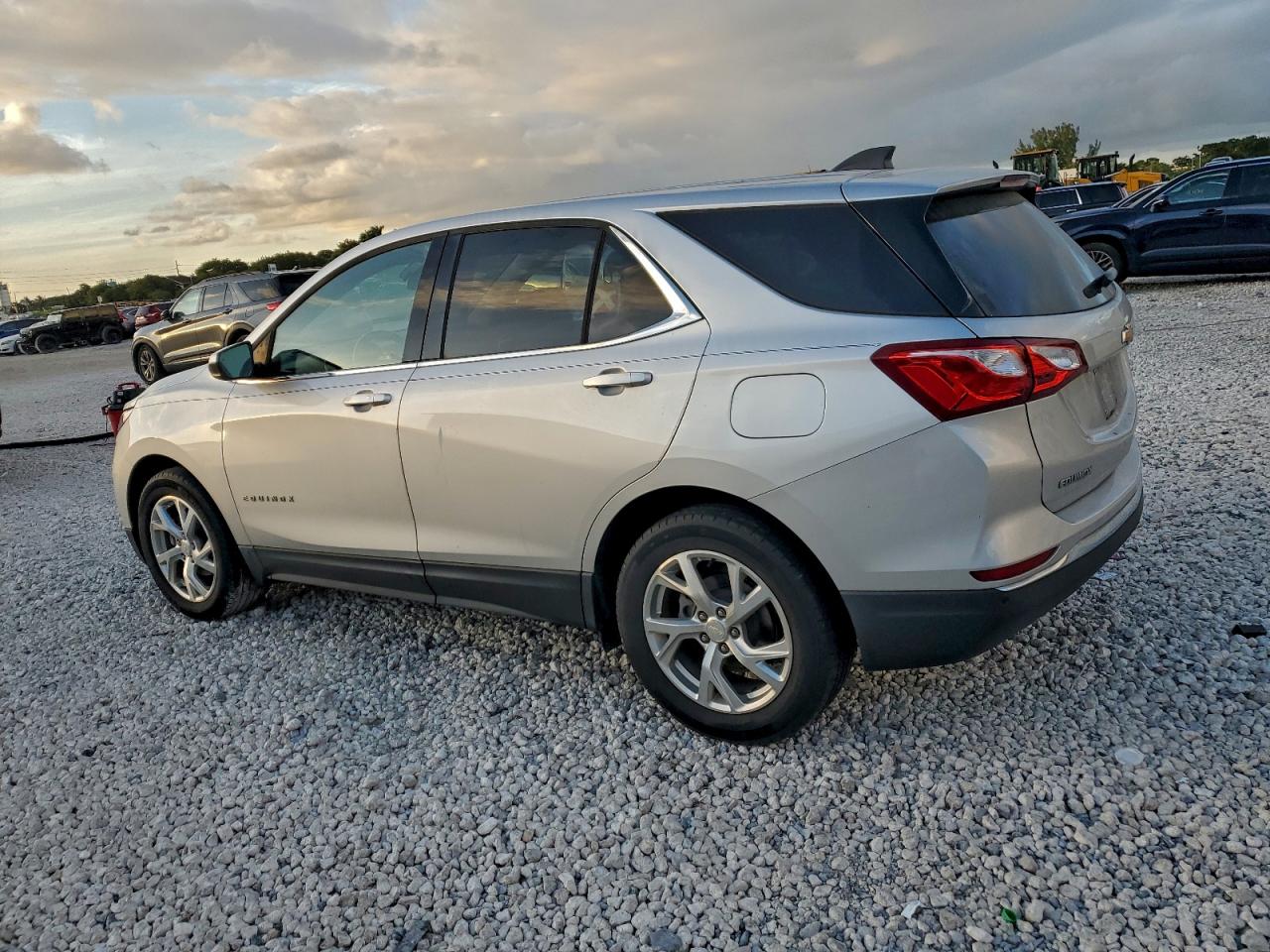 2020 CHEVROLET EQUINOX LT photo 2