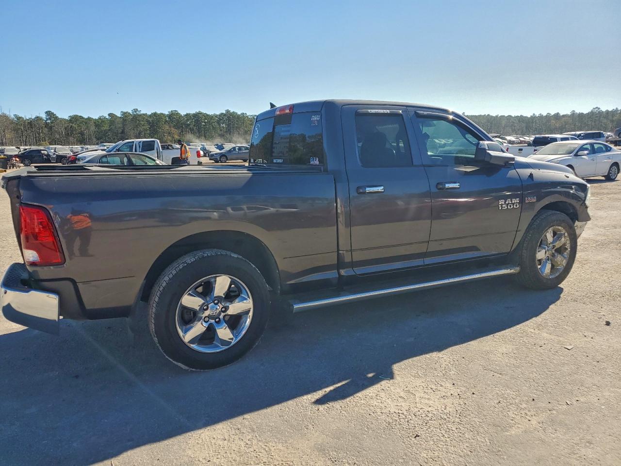 2016 RAM 1500 SLT photo 3