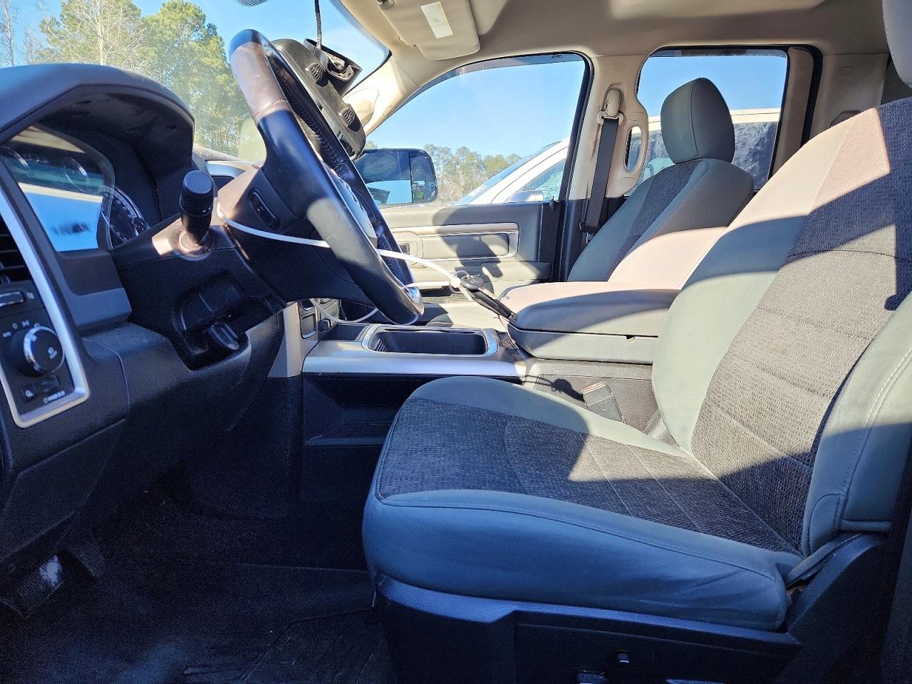 2016 RAM 1500 SLT photo 7