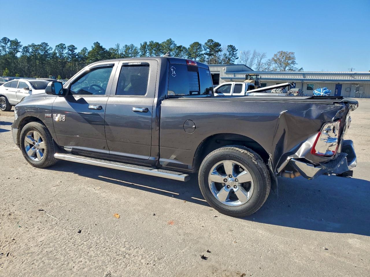 2016 RAM 1500 SLT photo 2