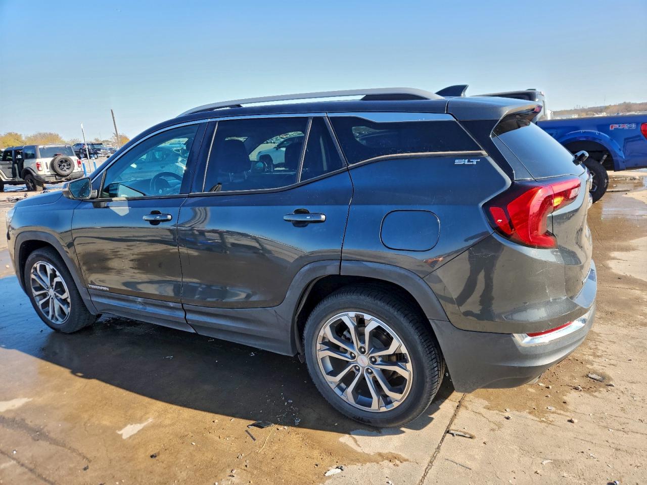 2018 GMC TERRAIN SLT photo 2