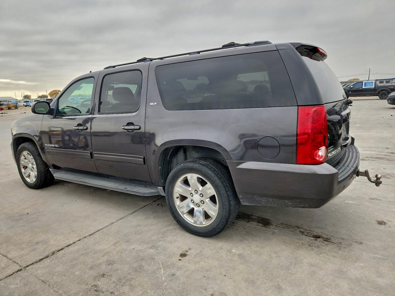 2010 GMC YUKON XL C1500 SLT photo 3
