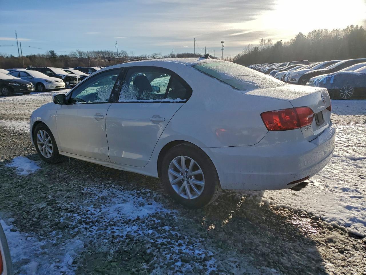 2011 VOLKSWAGEN JETTA SE photo 2