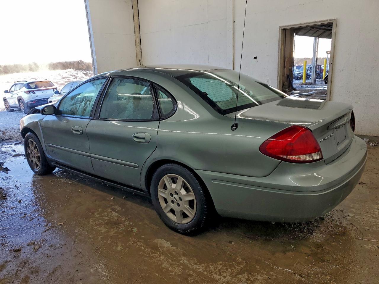 2006 FORD TAURUS SE photo 2