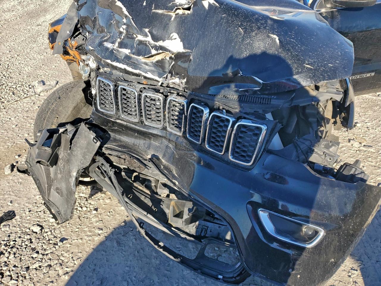 2020 JEEP GRAND CHEROKEE LAREDO photo 12