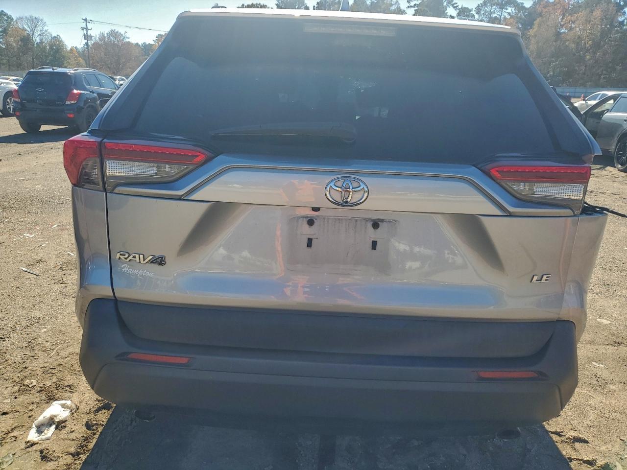 2019 TOYOTA RAV4 LE photo 11