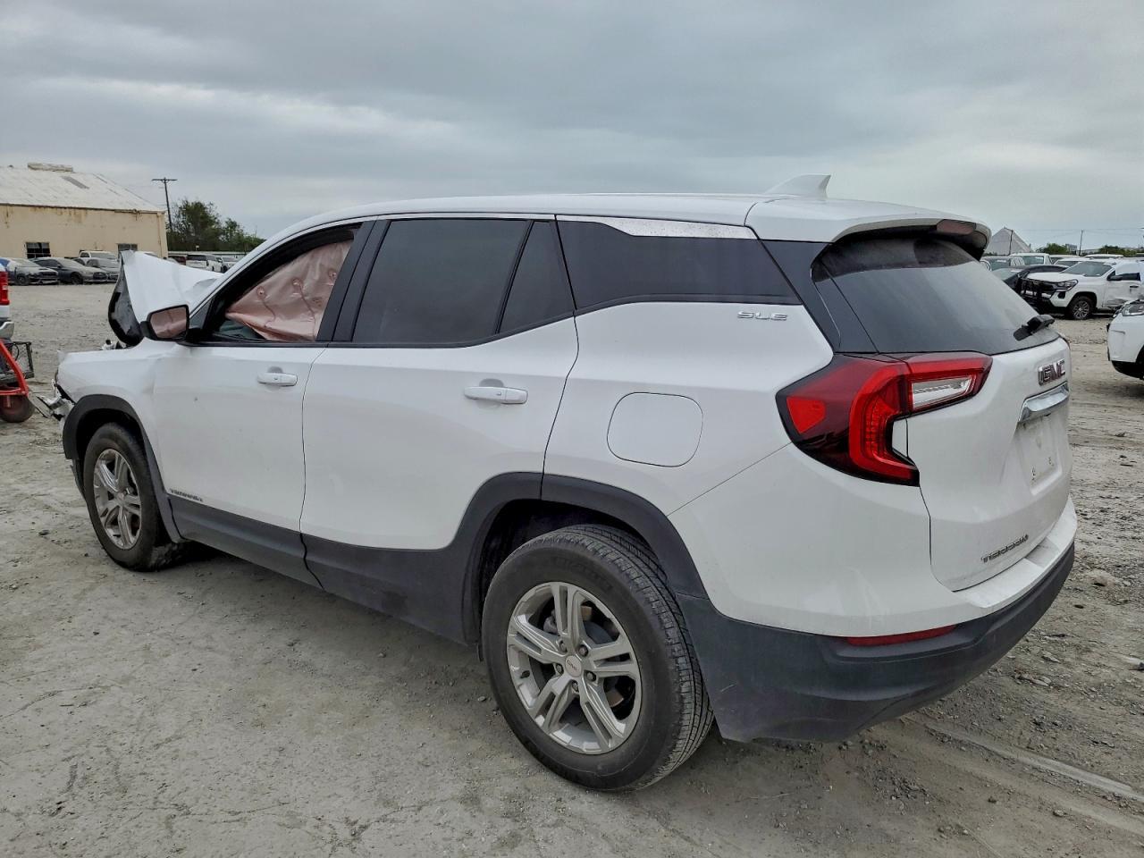 2024 GMC TERRAIN SLE photo 3