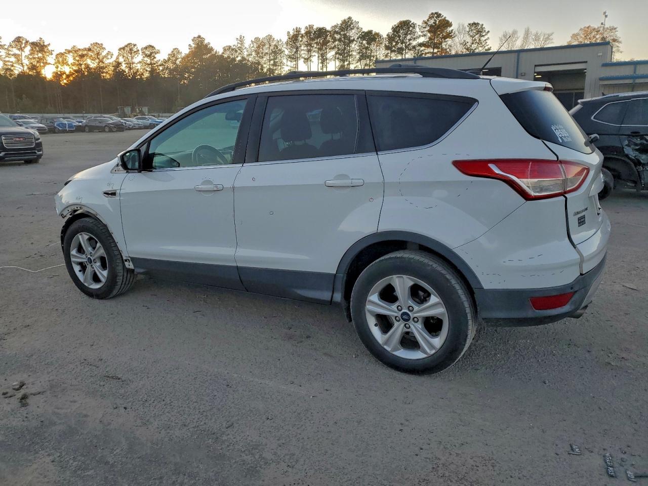 2015 FORD ESCAPE SE photo 3