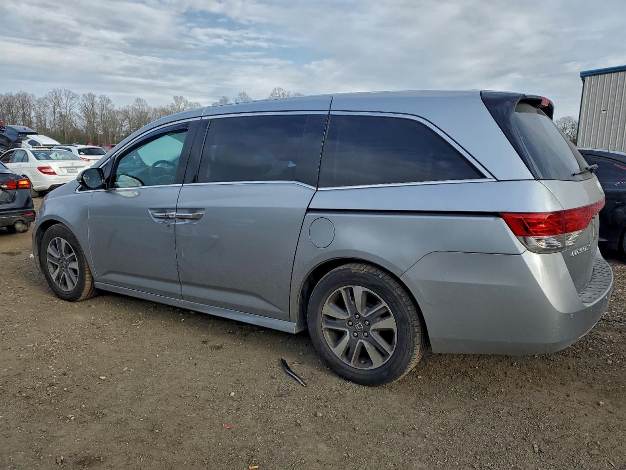 2016 HONDA ODYSSEY TOURING photo 2