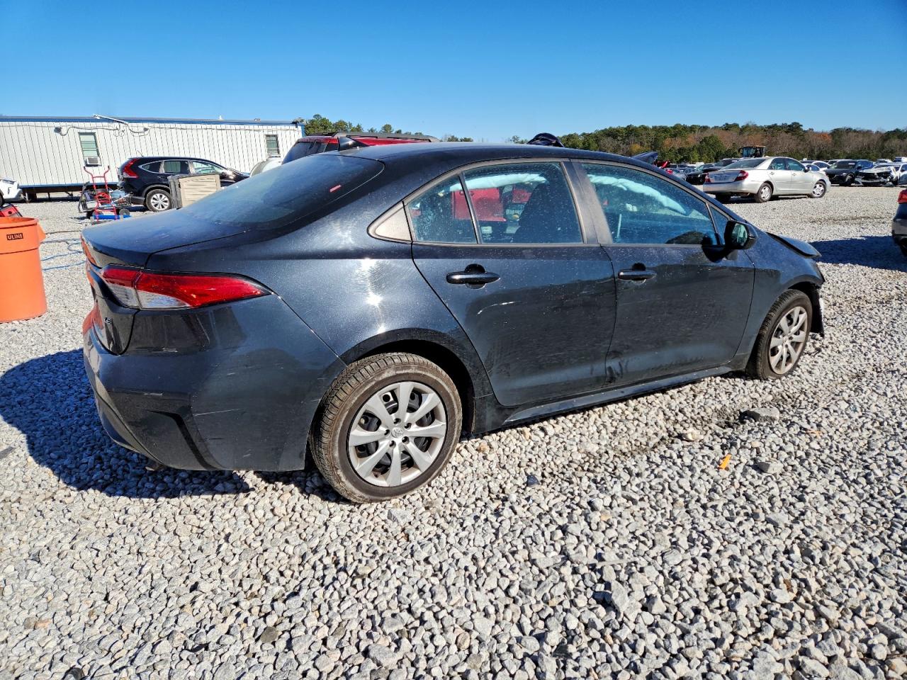 2021 TOYOTA COROLLA LE photo 3