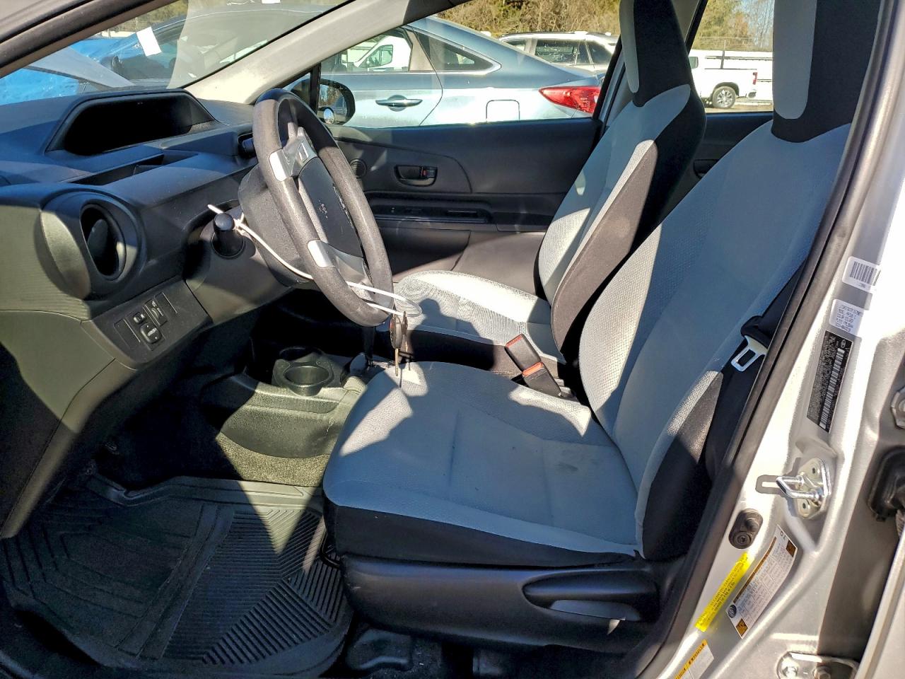 2015 TOYOTA PRIUS C photo 13