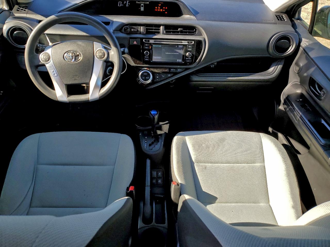 2015 TOYOTA PRIUS C photo 15